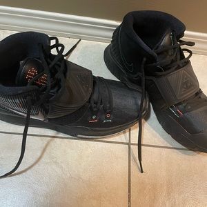 Kyrie basketball shoes 9.5 mens